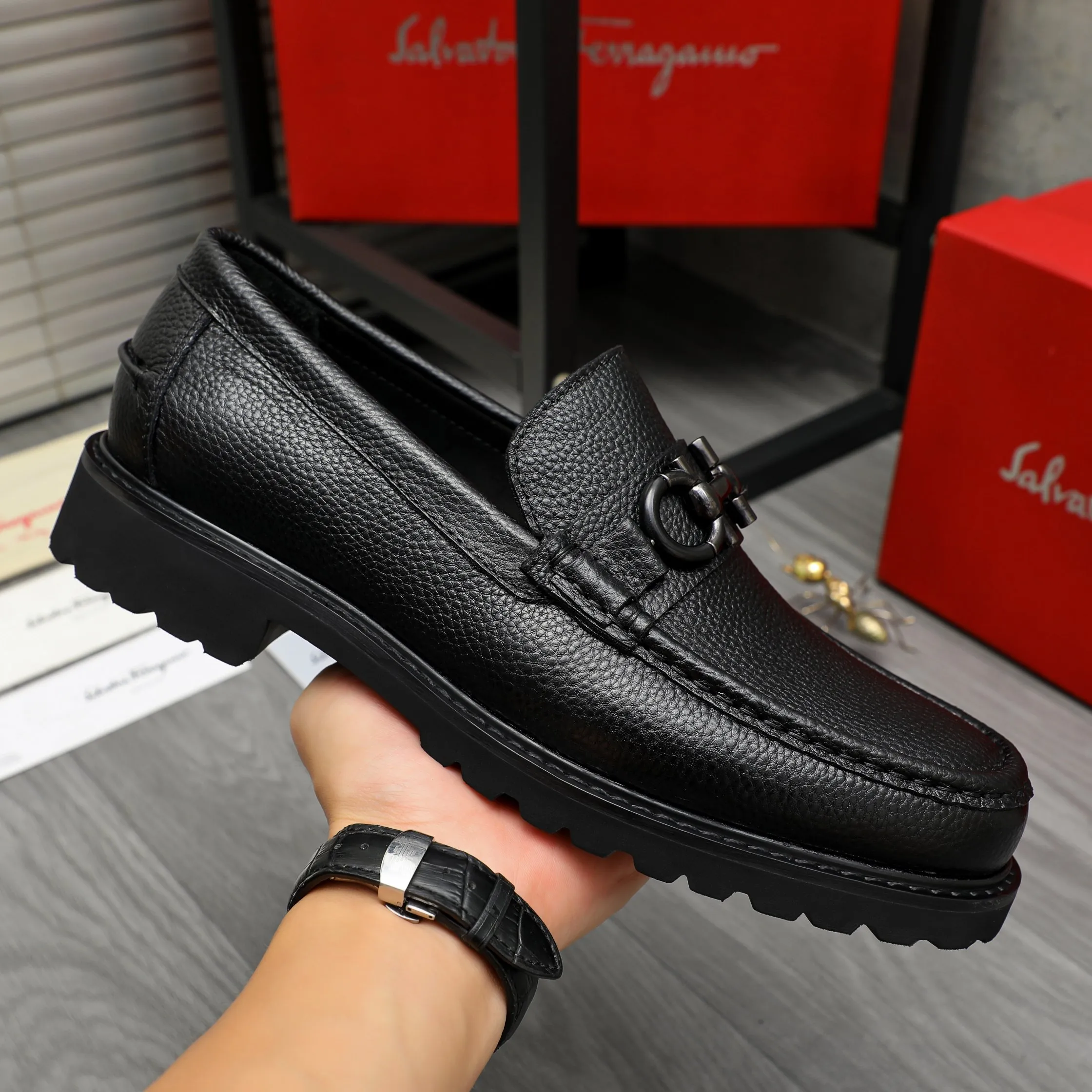 Men's shoes 💰442 Product trademark: Ferragamo "Ferragamo" business formal leather shoes Regular size: 38-46 (45.46 is custom-made and non-returnable) Product materials: Selected pebbled cowhide upper, cowhide lining, non-slip rubber outsole
